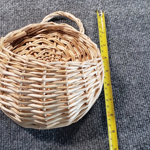 Vintage WICKER WALL BASKET Woven Hanging Planter 6.5" Garden Pocket Neutral - Picture 4 of 4